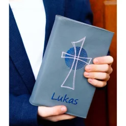 Gotteslobhülle Gebetbuchhülle Kunstleder grau mit Kreuz personalisiert