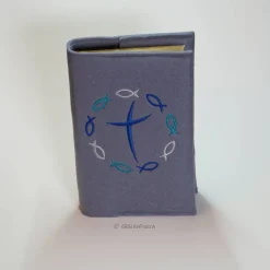 Gotteslobhülle, grauer Filz mit Fischen und Kreuz in blau