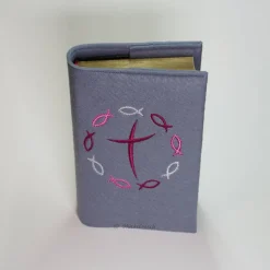 Gotteslobhülle, grauer Filz mit Fischen und Kreuz in dunkelrot