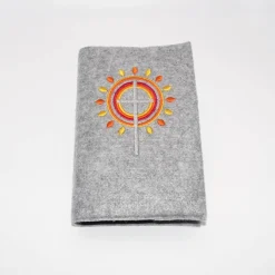 Gotteslobhülle, grauer Filz mit orangem Muster, personalisierbar