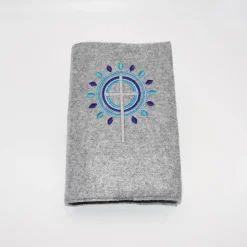 Gotteslobhülle, grauer Filz mit blauem Muster, personalisierbar