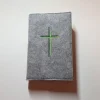 Gotteslobhülle, grauer Filz mit grünen Kreuzen, personalisierbar