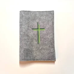 Gotteslobhülle, grauer Filz mit grünen Kreuzen, personalisierbar