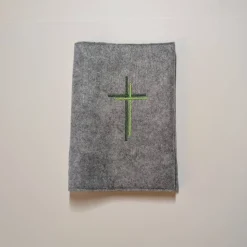 Gotteslobhülle, grauer Filz mit grünen Kreuzen, personalisierbar
