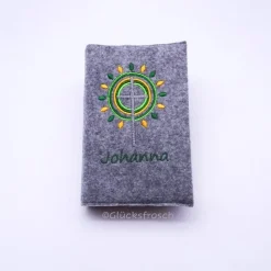 Gotteslobhülle, grauer Filz mit grünem Muster, personalisierbar