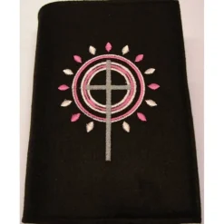 Gotteslobhülle handgefertigt Filz 3mm schwarz Kreuz grau Kreise Strahlen rosa pink personalisierbar Name und Datum besti