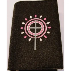 Gotteslobhülle handgefertigt Filz 3mm anthrazit Kreuz Kreise Strahlen rosapink personalisierbar Name und Datum bestickt