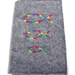 Gotteslobhülle handgefertigt Filz 3mm graumeliert bunte Regenbogenfische personalisierbar Name und Datum bestickt