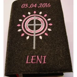 Gotteslobhülle handgefertigt Filz 3mm graumeliert Kreuz Kreise Strahlen rosa personalisierbar Name und Datum bestickt