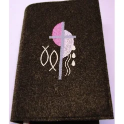 Gotteslobhülle handgefertigt Filz 3mm dunkelgrau Halbkreise rosa pink Kreuz personalisierbar Name und Datum bestickt