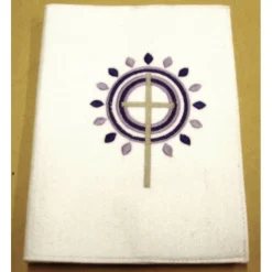 Gotteslobhülle handgefertigt Filz 3mm weiss Kreuz Kreise Strahlen lila flied personalisierbar Name und Datum bestickt