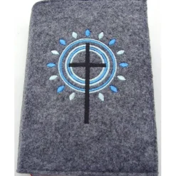 Gotteslobhülle handgefertigt Filz 3mm graumeliert Kreuz Kreise Strahlen blau personalisierbar Name und Datum bestickt