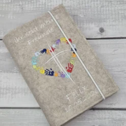 Gotteslobhülle Ihr seid meine Freunde, Kreuz mit Herz aus Händen; beige