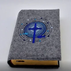 Gotteslobhülle, Kreuz, Kreis, Fische, personalisierbar, Filzhülle grau, Stickgarn blau