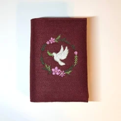 Gotteslobhülle, weinroter Filz mit mit Taube und Blütenkranz