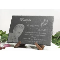 Grabstein & Gedenktafel aus Schiefer (30x20cm) mit persönlicher Wunschgravur – Fotogravur & Grabschmuck individuell