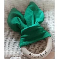 Grau mit weißen Punkten Häschen/ Hasen Greifling mit Ring aus Buchenholz