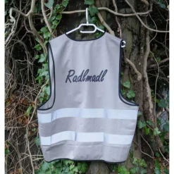 Graue Fahrradweste RADLMADL mit reflektierenden Streifen pfiffig bedruckt. Sicher Fahrrad fahren.