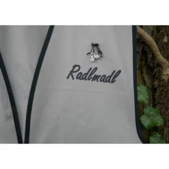 Graue Fahrradweste RADLMADL mit reflektierenden Streifen pfiffig bedruckt. Sicher Fahrrad fahren.