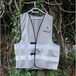 Graue Fahrradweste RADLMADL mit reflektierenden Streifen pfiffig bedruckt. Sicher Fahrrad fahren.