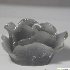 graue Formenkerze Rose mit silbernem Rand