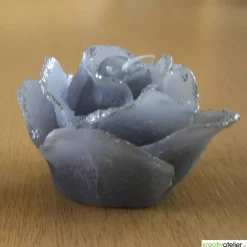 graue Formenkerze Rose mit silbernem Rand