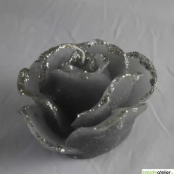 graue Formenkerze Rose mit silbernem Rand