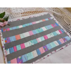 graues Tischset mit bunten Streifen , Patchwork Quilt