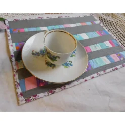 graues Tischset mit bunten Streifen , Patchwork Quilt