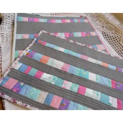 graues Tischset mit bunten Streifen , Patchwork Quilt