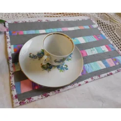 graues Tischset mit bunten Streifen , Patchwork Quilt