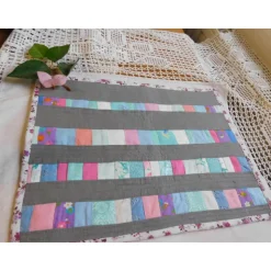 graues Tischset mit bunten Streifen , Patchwork Quilt