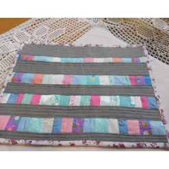 graues Tischset mit bunten Streifen , Patchwork Quilt