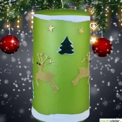 grüne Weihnachtskerze mit Rentieren, Tannen und Sternen