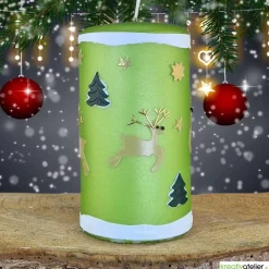 grüne Weihnachtskerze mit Rentieren, Tannen und Sternen