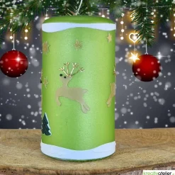 grüne Weihnachtskerze mit Rentieren, Tannen und Sternen