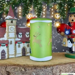 grüne Weihnachtskerze mit Rentieren, Tannen und Sternen