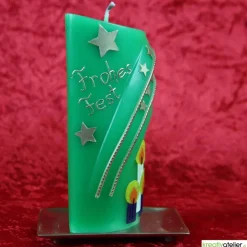 grüne Weihnachtskerze mit Kerzen und Sternen - ovale Formenkerze mit Bogenmotiv, verziert