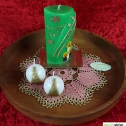 grüne Weihnachtskerze mit Kerzen und Sternen - ovale Formenkerze mit Bogenmotiv, verziert