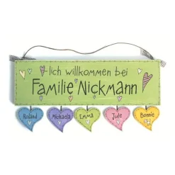grünes Willkommensschild für Familien personalisiert mit Name, Türschild aus Holz mit bunte Herzanhänger - exklusives Design, wetterfeste Bemalung, hochwertig in Ausführung