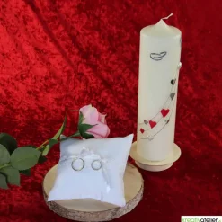 Große Hochzeitskerze Herzreigen in Elfenbein mit silbernen Herzen und Eheringen, personalisierbar, edle Hochzeitsdeko
