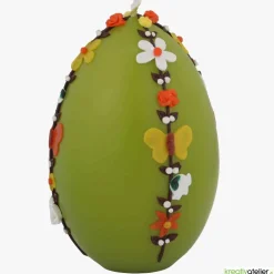 große Ostereikerze in grün mit doppelter, frühlingshafter Blumenranke verziert