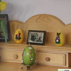 große Ostereikerze in grün mit doppelter, frühlingshafter Blumenranke verziert