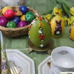 große Ostereikerze in grün mit doppelter, frühlingshafter Blumenranke verziert
