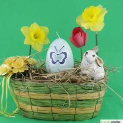 große Ostereikerze in hellblau mit Schmetterling in blau-weißem Verzierwachs