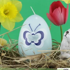 große Ostereikerze in hellblau mit Schmetterling in blau-weißem Verzierwachs