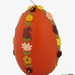 große Ostereikerze in orange mit doppelter, frühlingshafter Blumenranke verziert, Osterdeko, Ostergeschenk