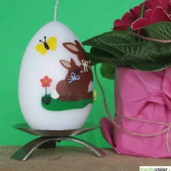 große Ostereikerze in weiß mit Hasenmutter, Hasenkind und bunten Ostereiern verziert, Osterdeko, Ostergeschenk