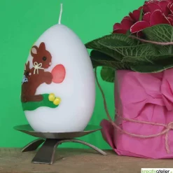 große Ostereikerze in weiß mit Hasenmutter, Hasenkind und bunten Ostereiern verziert, Osterdeko, Ostergeschenk