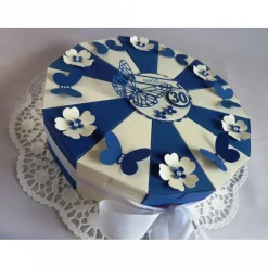 Große Schachteltorte / Geburtstagstorte / Geldgeschenk in blau/weiß 26 cm Ø